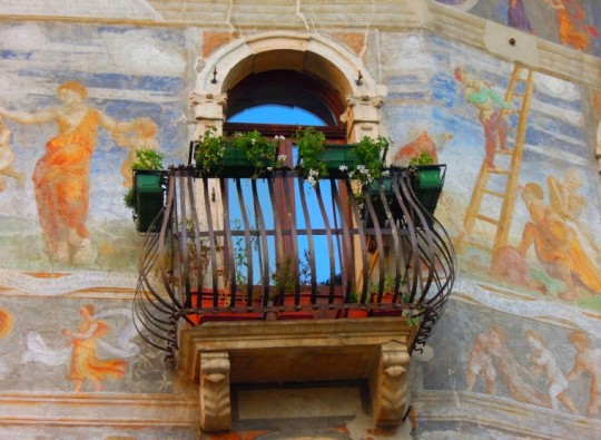 Trento: palazzi dipinti, loggiati e balconi del centro storico