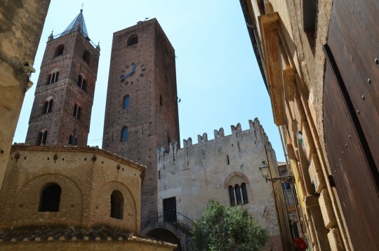 Le cento torri di Albenga e il Piatto Blu