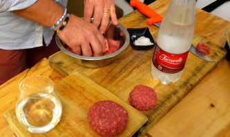 La preparazione del chianc-hamburger