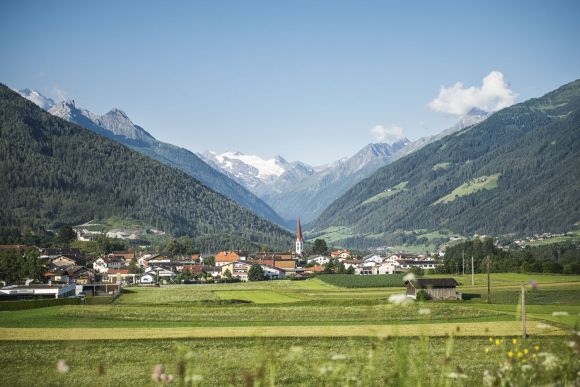 Neustift, sullo sfondo il ghiacciaio dello Stubai, Foto TVB Stubai Tirol