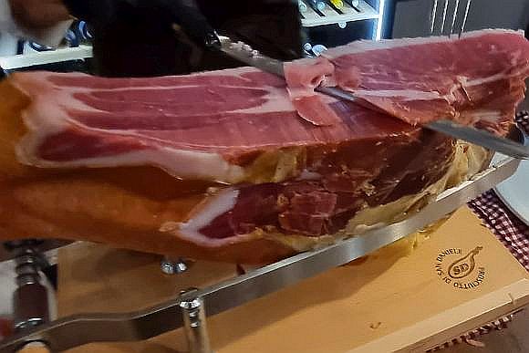 “Aria di San Daniele”, alla scoperta del prosciutto DOP