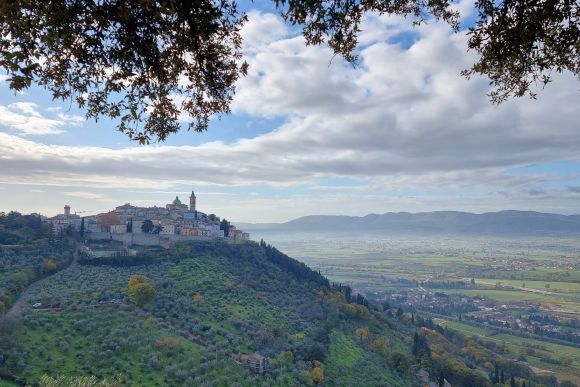 Umbria: gli ulivi, i palazzi e l’abbazia
