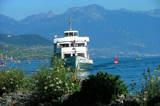 Le Alpi sopra il lago